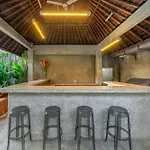Villa Simpatico Spacious 6 Bedroom Villa Retreat In Central Seminyak